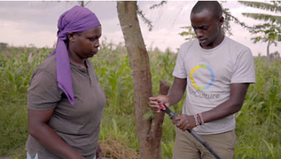 A Kenyan woman and Sun Culture representative examine an irrigation tool.