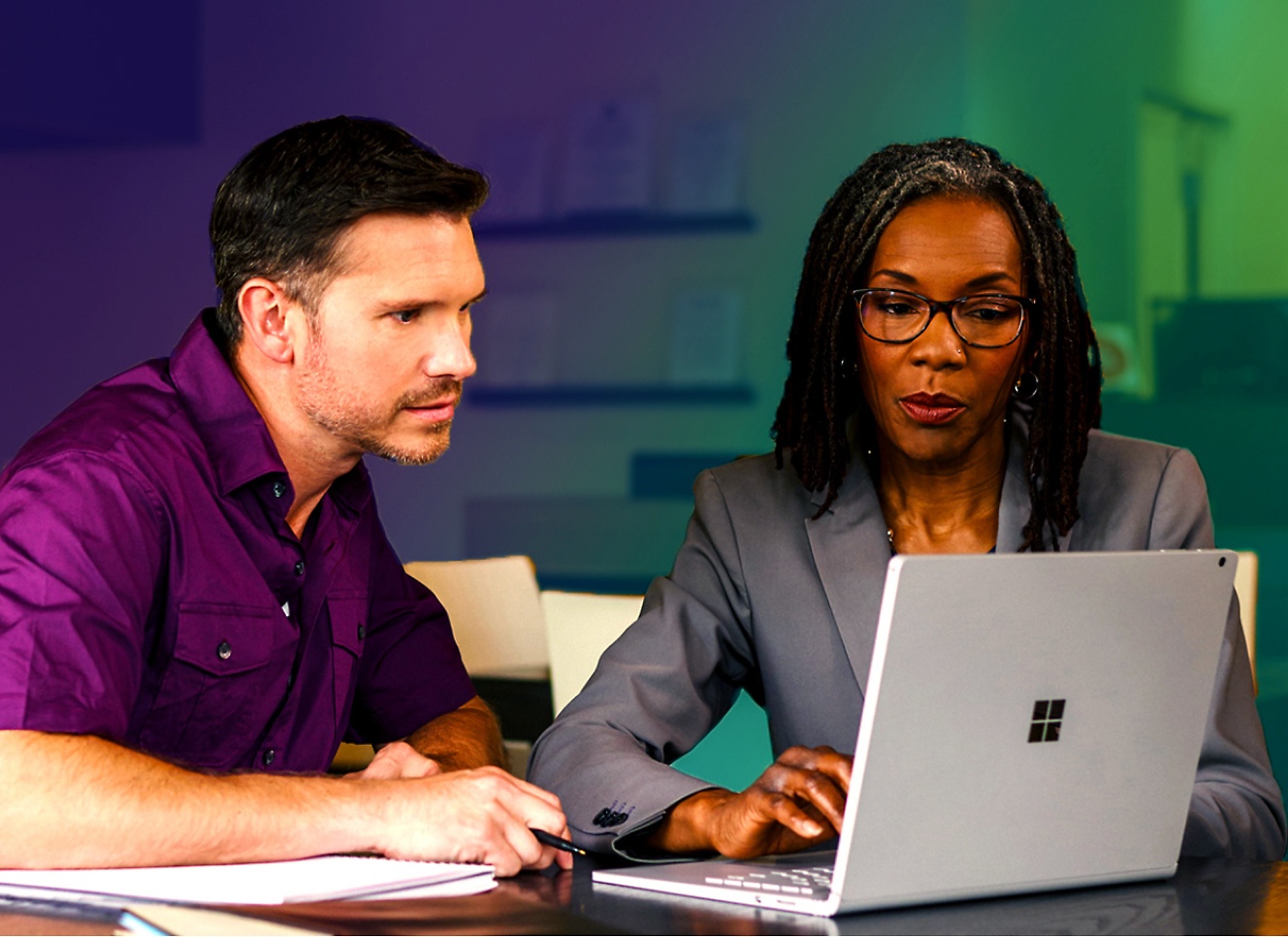 Egy férfi és egy nő egy laptopot néz.