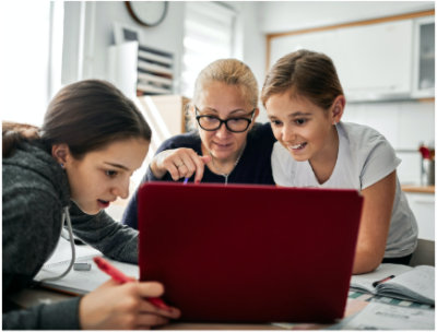 Un adult și doi copii utilizând un laptop.