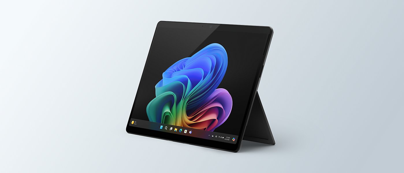 Un Surface Pro noir de 13 pouces, vu de face, légèrement incliné vers la gauche.