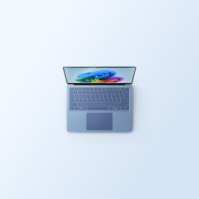 Snapdragon プロセッサ搭載の Copilot+ PC バッジ付き、プラチナカラーの 13.8 インチ Surface Laptop（第 7 世代）