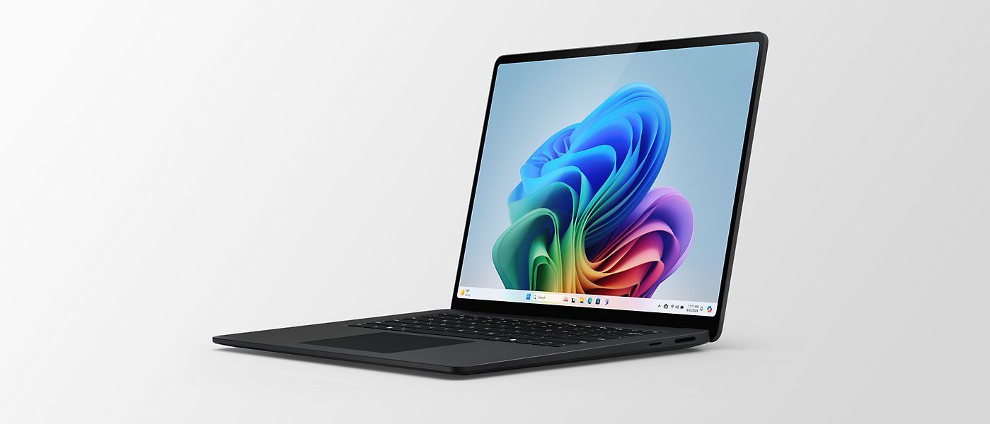 Surface Laptop 15 pouces couleur Noir, présenté sous un léger angle, orienté vers la gauche.
