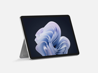 Un Surface Pro Platinum da 12 pollici in modalità kickstand.