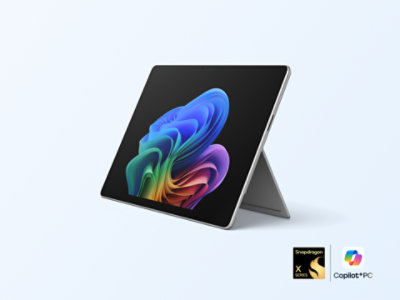 Snapdragon プロセッサ搭載の Copilot+ PC バッジ付き、キックスタンドモードのプラチナカラー 13 インチ Surface Pro（第 11 世代）