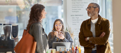 Een groep mensen die praten in een koffiebar.