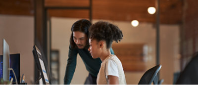 To personer kigger på en computerskærm