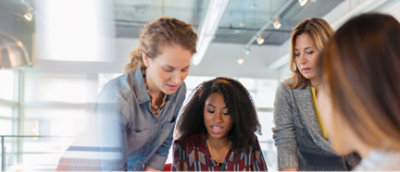 看著電腦的一群人