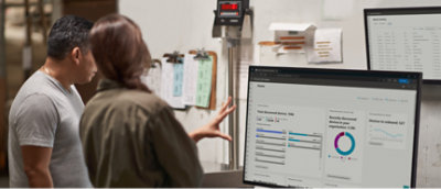 看著電腦螢幕的兩個人