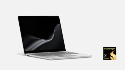 Linke Vorderansicht zeigt einen Surface Laptop, 13-Zoll, in Platin mit einem Snapdragon-Logo.