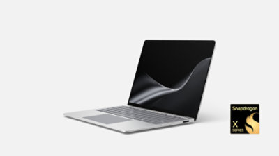 Un Surface Laptop de 13,8 pulgadas, 7.ª generación, en color platino y con el logotipo de Snapdragon. 