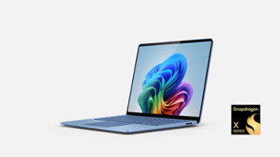 Ein Surface Laptop 13,8-Zoll (7. Edition) in Saphirblau mit einem Snapdragon-Logo. 