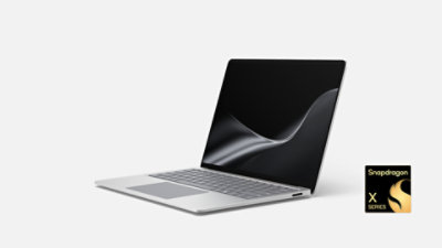 Un Surface Laptop de 13,8 pulgadas, 8.ª generación, en color platino y con el logotipo de Snapdragon. 