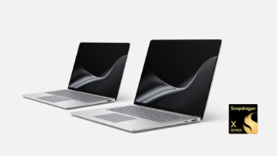 2 Surface Laptops in the color Platinum with a Snapdragon badge. 