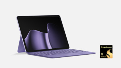 Violettes Surface Pro, 12 Zoll, mit Standfuß und Tastatur, Ansicht von vorne links, Snapdragon X Series.