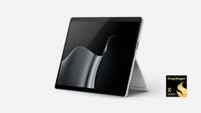 Ein Surface Pro, 13-Zoll (11. Edition) in Platin mit einem Snapdragon-Logo.