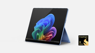 Surface Pro de 13 pulgadas (11.ª edición) en color Zafiro con distintivo Snapdragon. 