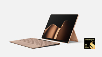 Une Surface Pro (12e édition) avec un clavier Flex pour Surface Pro 13 pouces, tous deux de couleur noir.