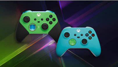 Une manette XBox verte et une manette XBox turquoise du XBox Design Lab.