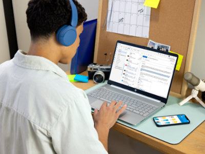  A college student uses Outlook on his laptop.