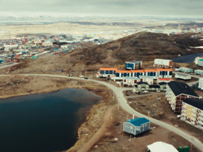 Veduta panoramica di una comunità nel Nunavut, Canada artico.