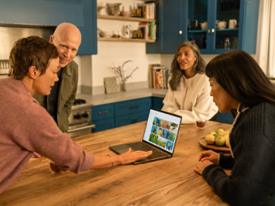 Eine Frau verwendet ein Windows 10-Laptop mit OneDrive