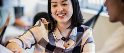 Henkilö hymyilee kameralle