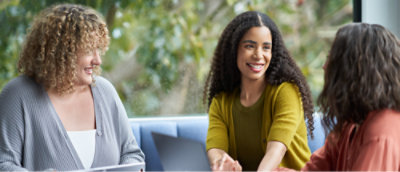 Henkilö hymyilee toiselle henkilölle