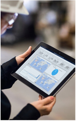 Eine Person sieht sich das Dashboard auf einem Tablet an