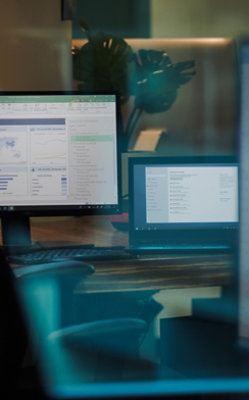 Zwei Computerbildschirme, auf denen geöffnete Papierkörbe zu sehen sind