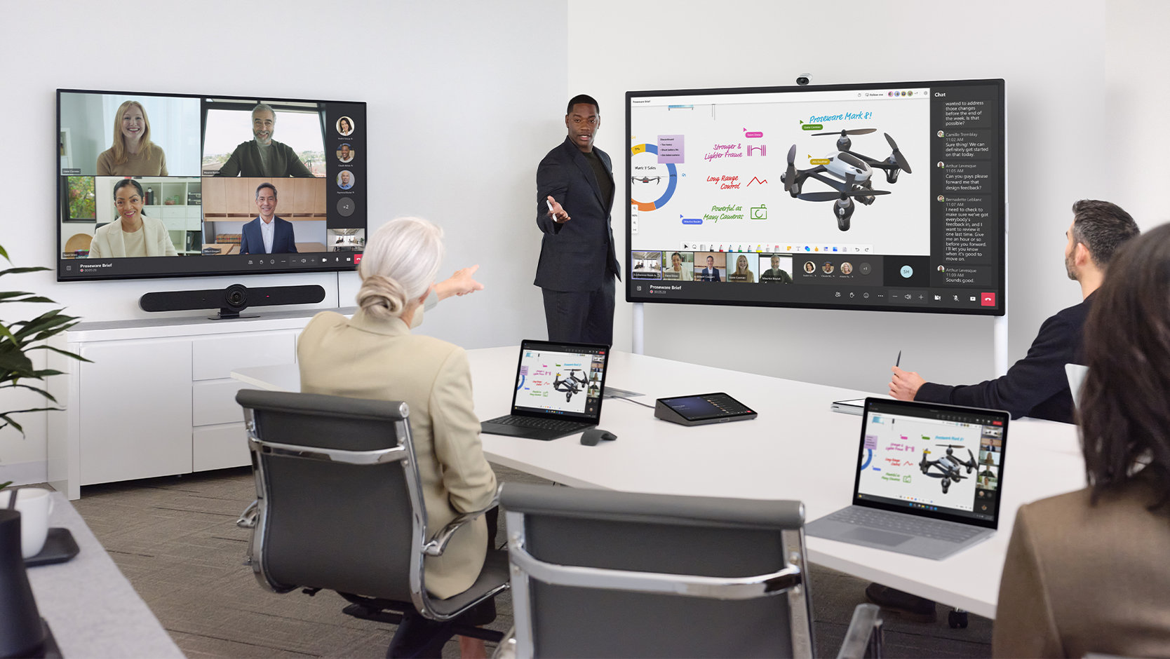 Eine Person, die die Whiteboard-Funktion auf einem Surface Hub 3 for Business verwendet und dabei mit Teammitgliedern im Büro und an Remote-Standorten zusammenarbeitet. 
