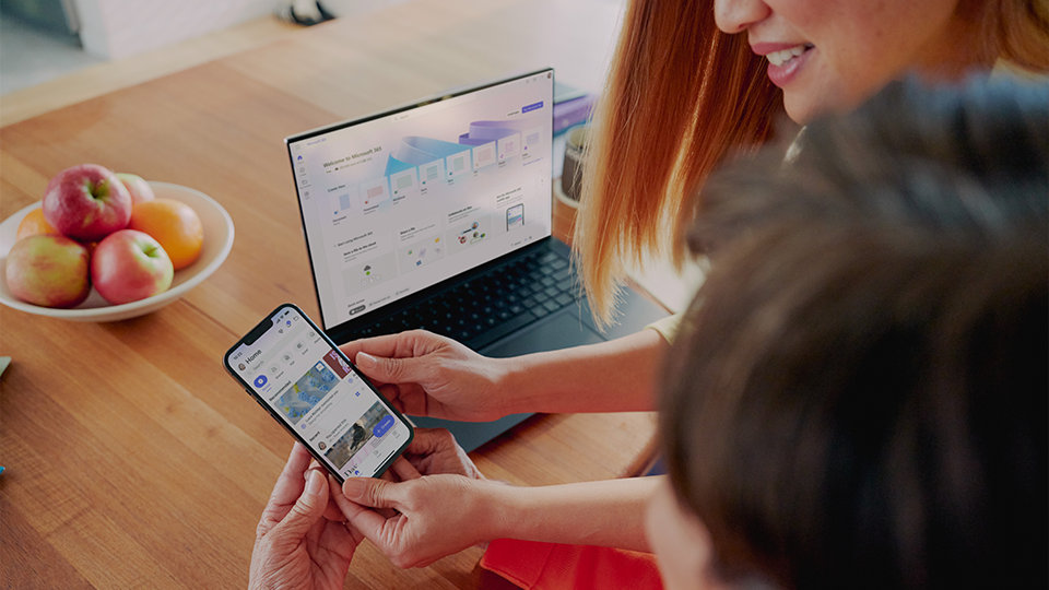 Twee mensen gebruiken de Microsoft 365-app op een apparaat en op een mobiele telefoon.