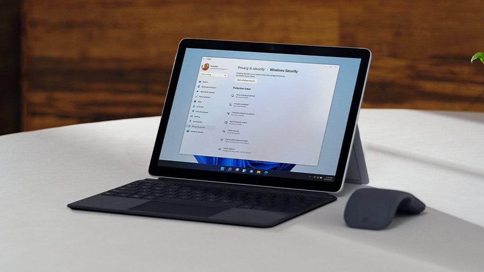 Ein Surface Go 4 for Business ist mit einem Surface Go Type Cover for Business verbunden und bietet ein vollwertiges Laptop-Erlebnis.