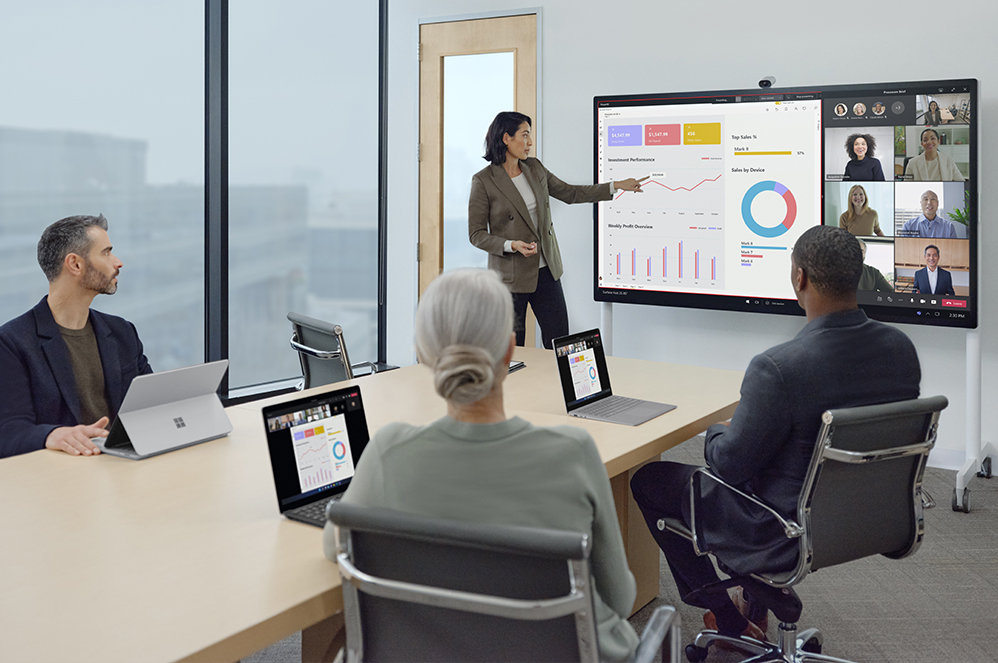 Una persona utiliza un dispositivo Surface Hub 2 S y una Cámara inteligente para Surface Hub 2 para presentar una infografía tanto a los miembros del equipo que están en la oficina como a los que están a distancia.