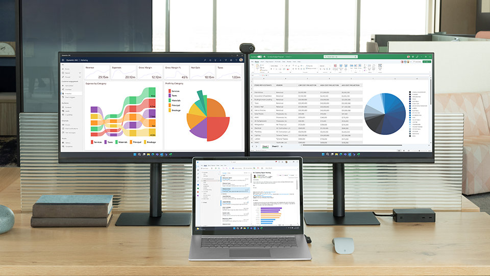 Surface Laptop 5 pour les entreprises avec deux écrans sur un poste de travail dans un bureau. 