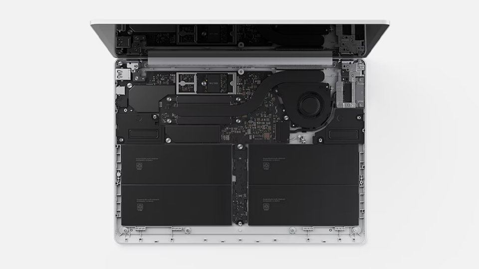 取り外し可能なソリッドステート ドライブを表示する 法人向け Surface Laptop Go 3 の内部のビュー。