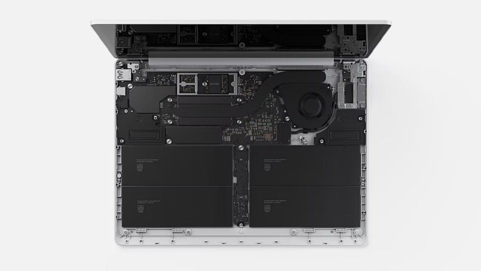 Une vue de l’intérieur du Surface Laptop Go 3 pour l’entreprise montrant le disque dur amovible.