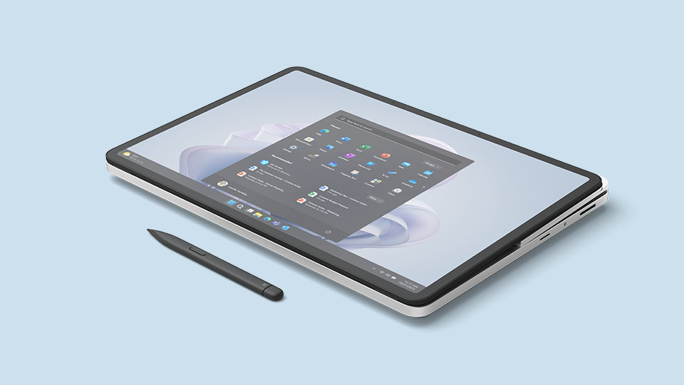 法人向け Surface スリム ペン 2 の横に置かれたスタジオモードの 法人向け Surface Laptop Studio 2。