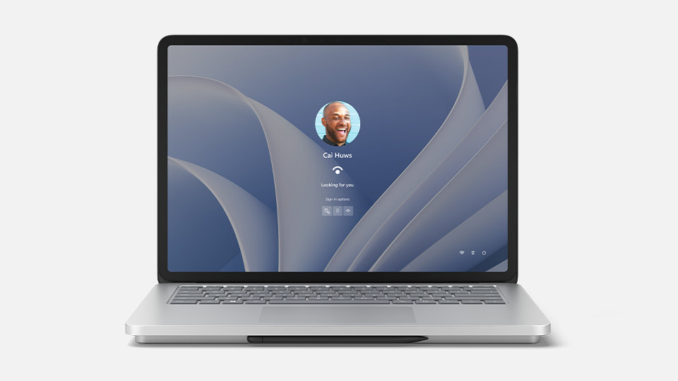 Un dispositivo Surface Laptop Studio 2 para empresas en modo portátil con el teclado abierto, mostrando la cámara que usa el reconocimiento facial de Windows Hello. 