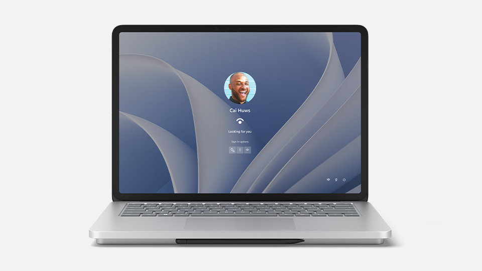 Windows Hello 顔認識を使用するカメラを表示する、カバーを開いた状態のラップトップモードの 法人向け Surface Laptop Studio 2。