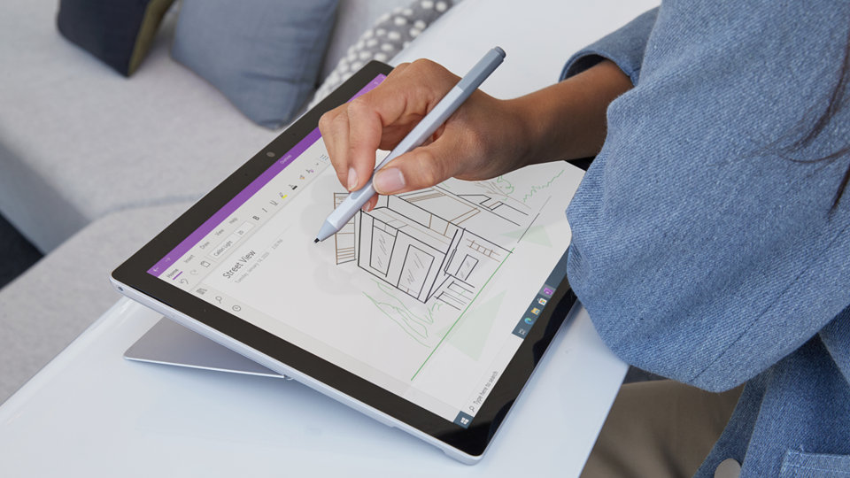 Een persoon gebruikt een Surface Pen om architectuur te schetsen.