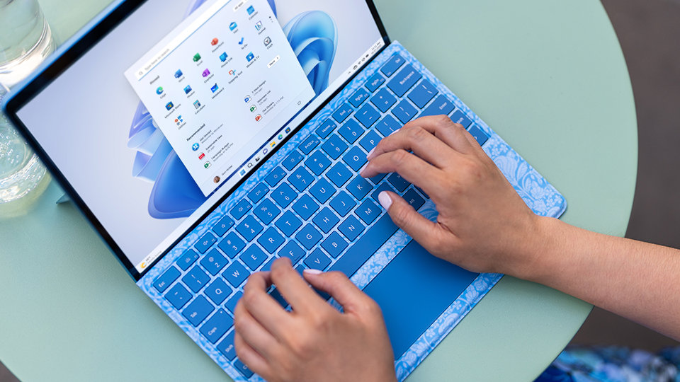 Une personne utilise un clavier Surface Pro Liberty sur une Surface Pro 9.