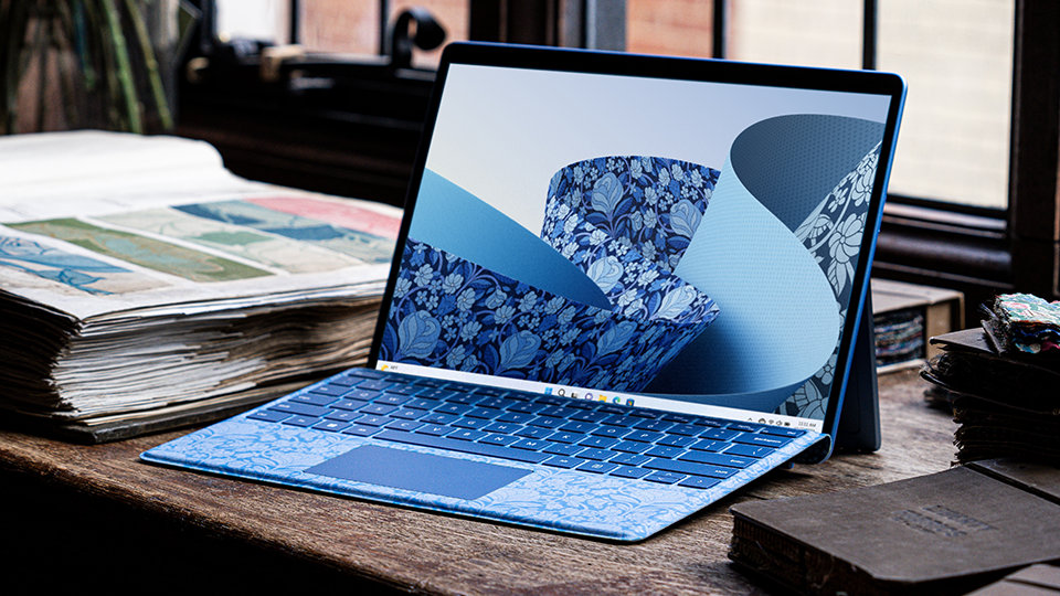 Un clavier Surface Pro Liberty et une Surface Pro 9.