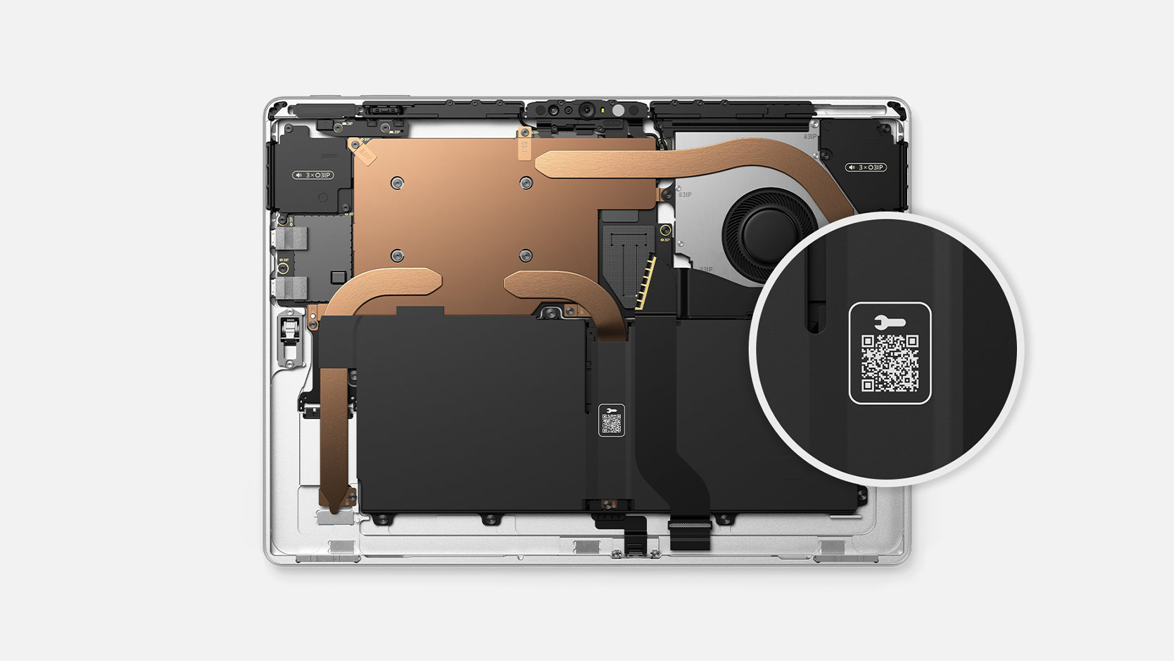Een Surface Pro voor zakelijk gebruik met een close-up van de QR-code die reparatie-instructies oproept.