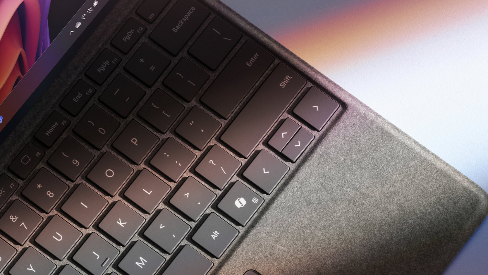 Vista en primer plano del teclado de un dispositivo Surface. 