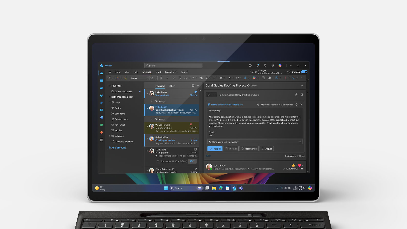 Outlook abierto en un dispositivo Surface Pro para empresas. 