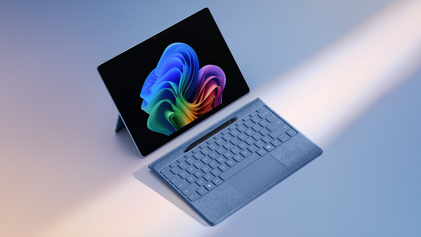 Eine Ansicht des Surface Pro Flex Keyboard mit Slim Pen, das in abgetrenntem Zustand von einem Surface arbeitet, während Surface Slim Pen for Business in der integrierten Aufbewahrung verstaut ist und aufgeladen wird. 