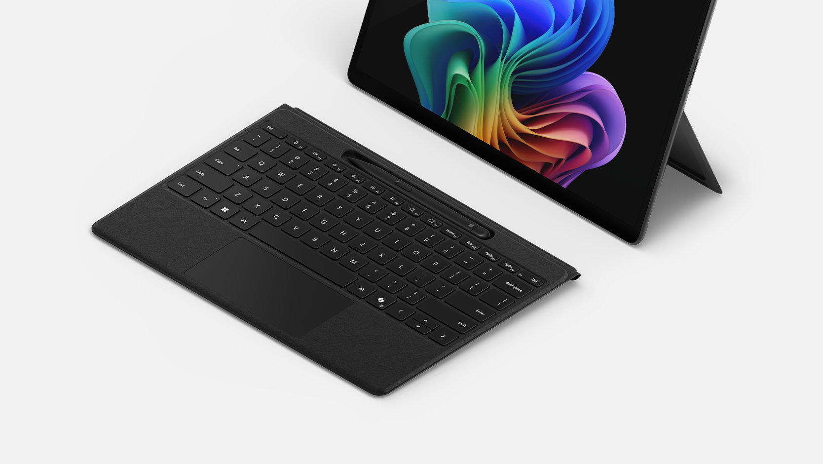 Ein Surface Pro Flex Keyboard mit Slim Pen, das funktioniert ohne dass es an einem Surface angebracht ist, in einer Nahaufnahme.
