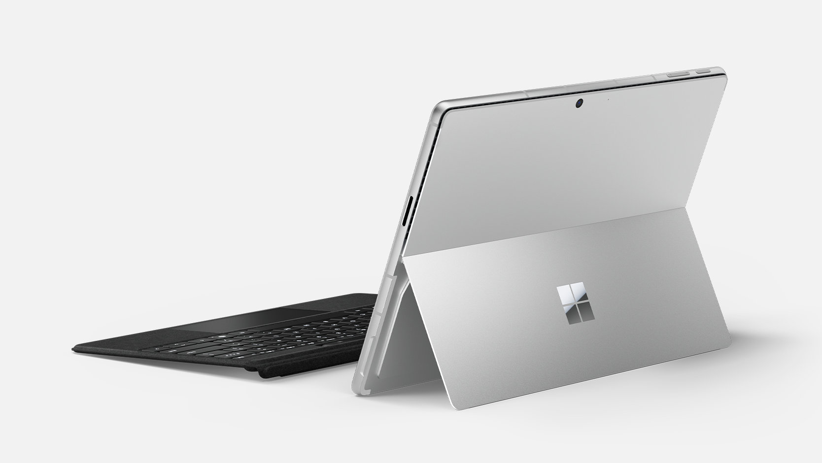 Surface デバイスから取り外した状態でも動作する 法人向け Surface Pro フレックス キーボード（ペン格納トレイ付き） を、後ろ斜めから表示しています。