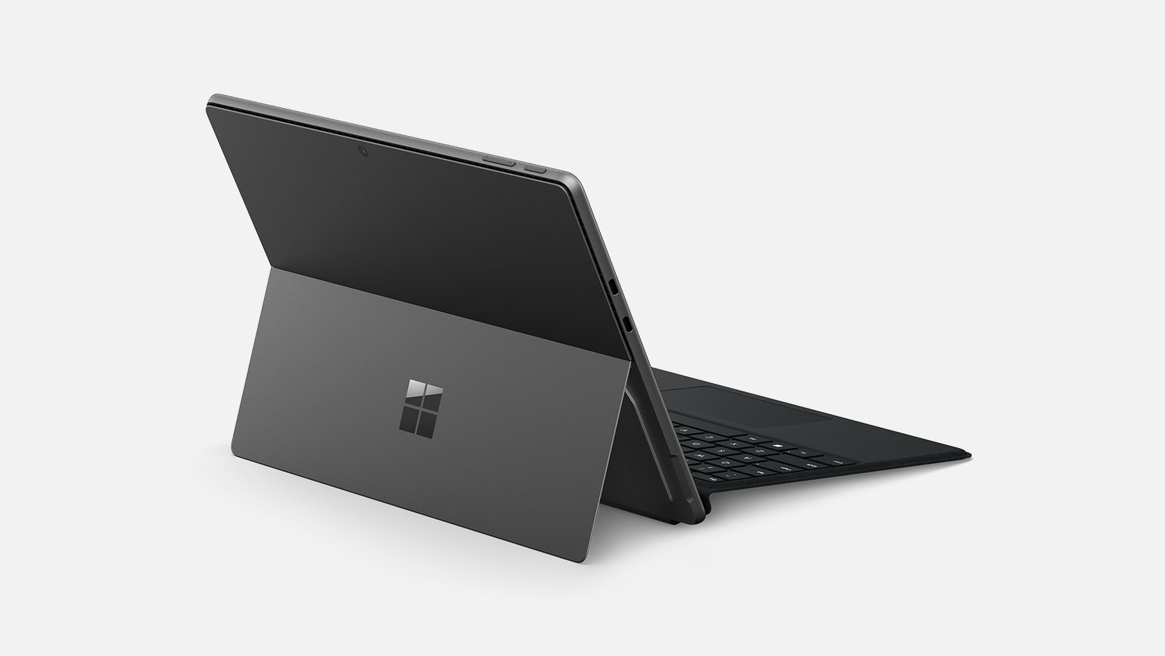 En vinklad vy bakifrån visar Surface Pro-tangentbord att den är ansluten till en Surface-enhet.
