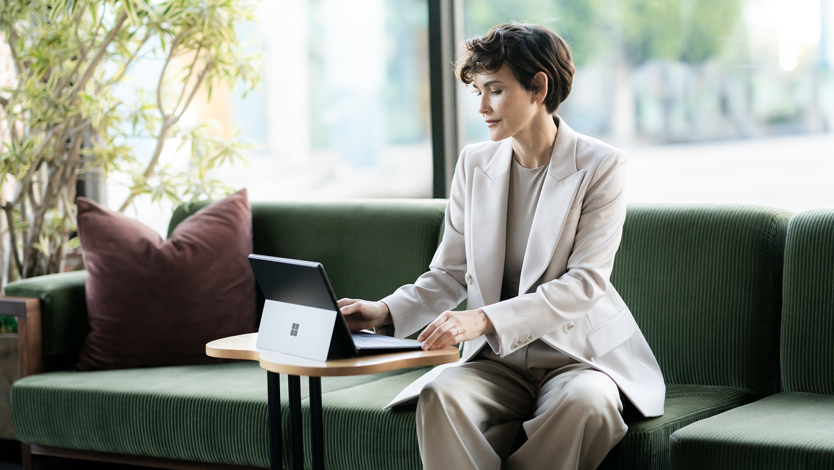 Osoba ke psaní na zařízení Surface používá klávesnici Surface Pro pro firmy.